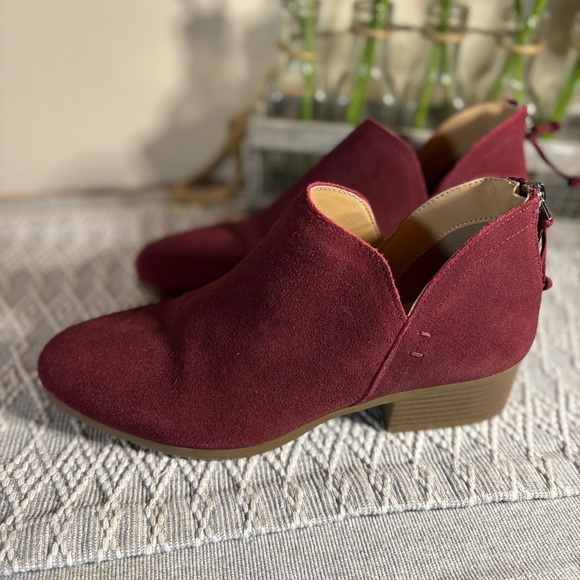 Kenneth Cole Reaction Shoes - Kenneth Cole Reaction, Women's Side Skip Suede Block Heel Ankle Boots Sz 8